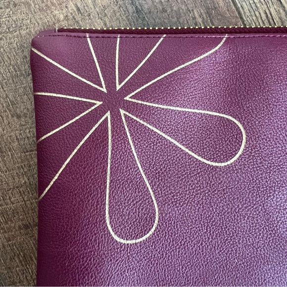 Erin Condren Planny Pack-SMALL
LUXE clutch, Dark Red/Wine - Picture 2 of 10